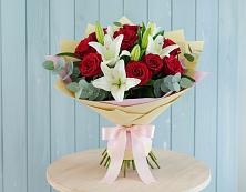Букет цветов из:  Лилии и Розы в Уссурийске