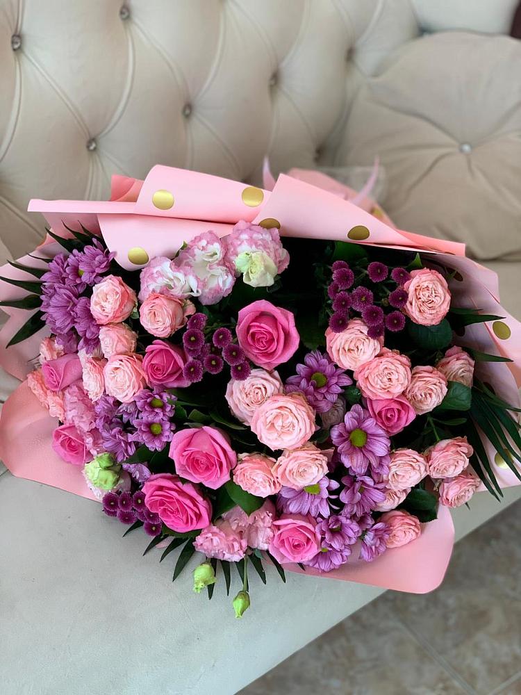 Букет цветов из: Хризантемы, Розы и Лизиантусы в Уссурийске