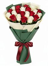 Букет Микс из красных и белых роз в Уссурийске