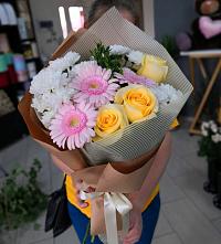 Букет цветов из:  Герберы, Розы и Хризантемы в Уссурийске