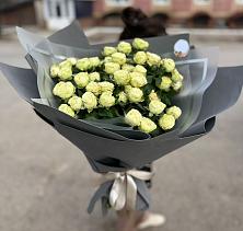 Букет Белые кустовые розы Солинеро в Уссурийске