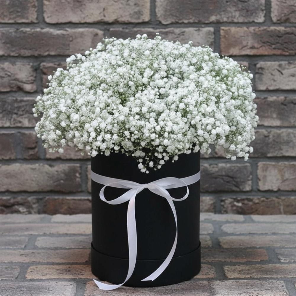 Цветочная композиция из Гипсофила в шляпной коробке в Уссурийске