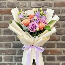 Букет цветов из:  Лизиантусы и Розы в Уссурийске