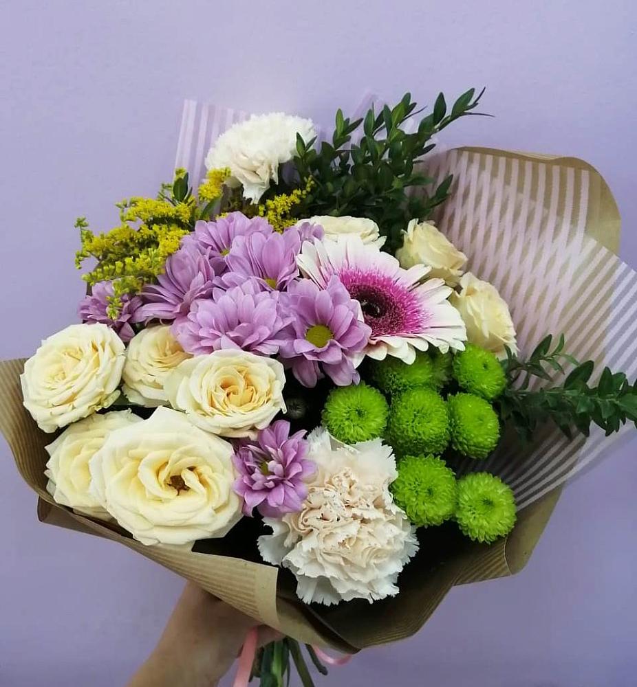 Букет цветов из: Хризантемы, Розы, Гвоздики и Герберы в Уссурийске