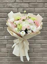 Букет цветов из:  Гвоздики, Розы, Лизиантусы и Хризантемы в Уссурийске