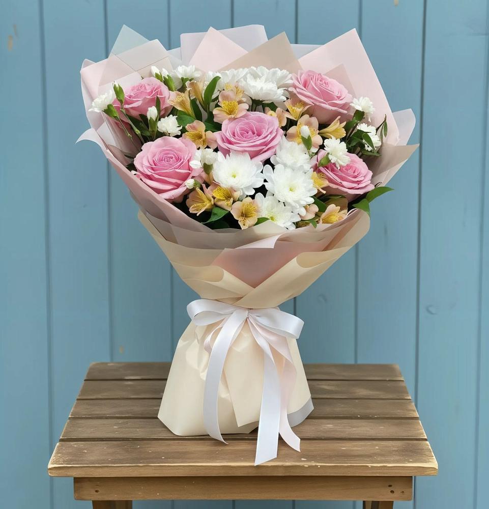 Букет цветов из: Гвоздики, Орхидеи и Розы в Уссурийске