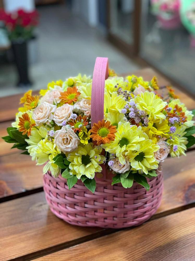 Цветочная композиция из Хризантемы и Розы в корзине в Уссурийске