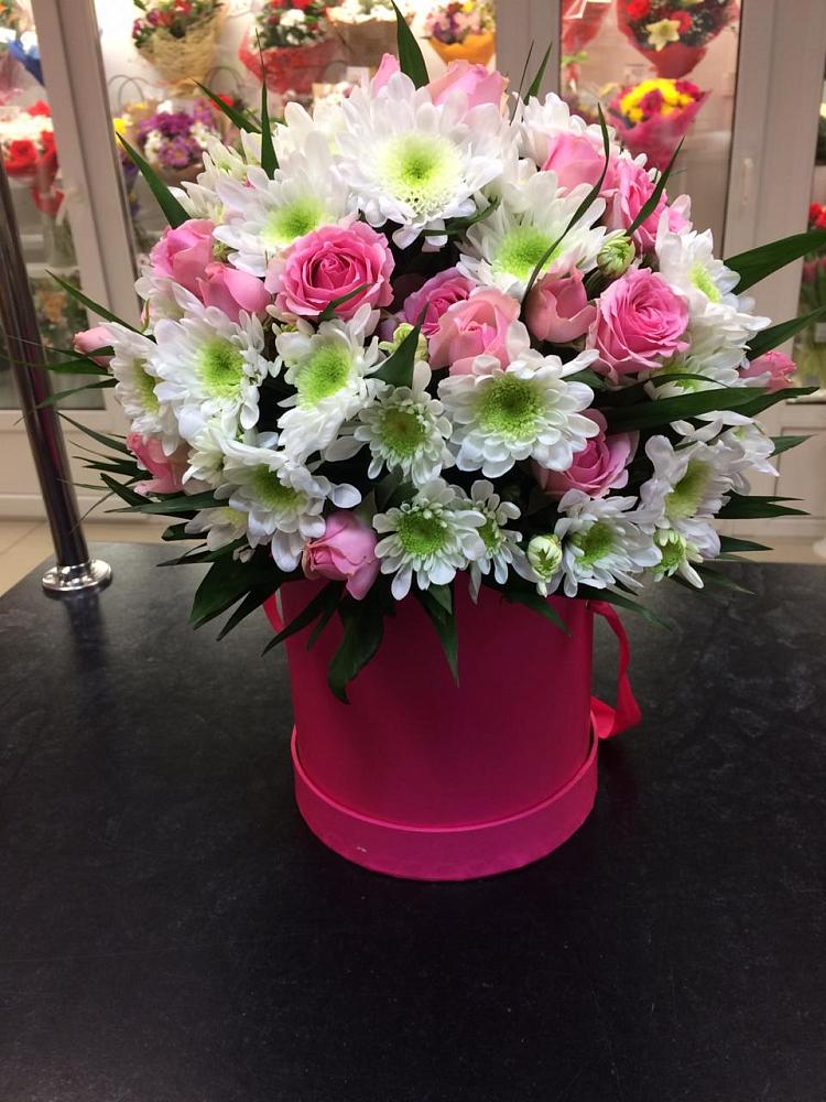 Цветочная композиция из Розы и Хризантемы в шляпной коробке в Уссурийске