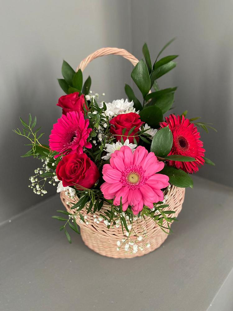 Цветочная композиция из Розы, Хризантемы и Герберы в корзине в Уссурийске