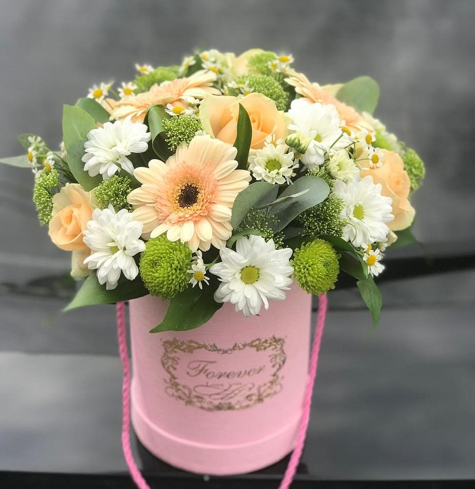 Цветочная композиция из Розы, Герберы и Хризантемы в шляпной коробке в Уссурийске