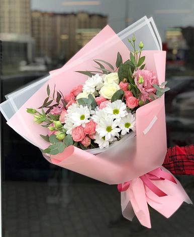 Букет цветов из: Розы, Лизиантусы и Хризантемы в Уссурийске
