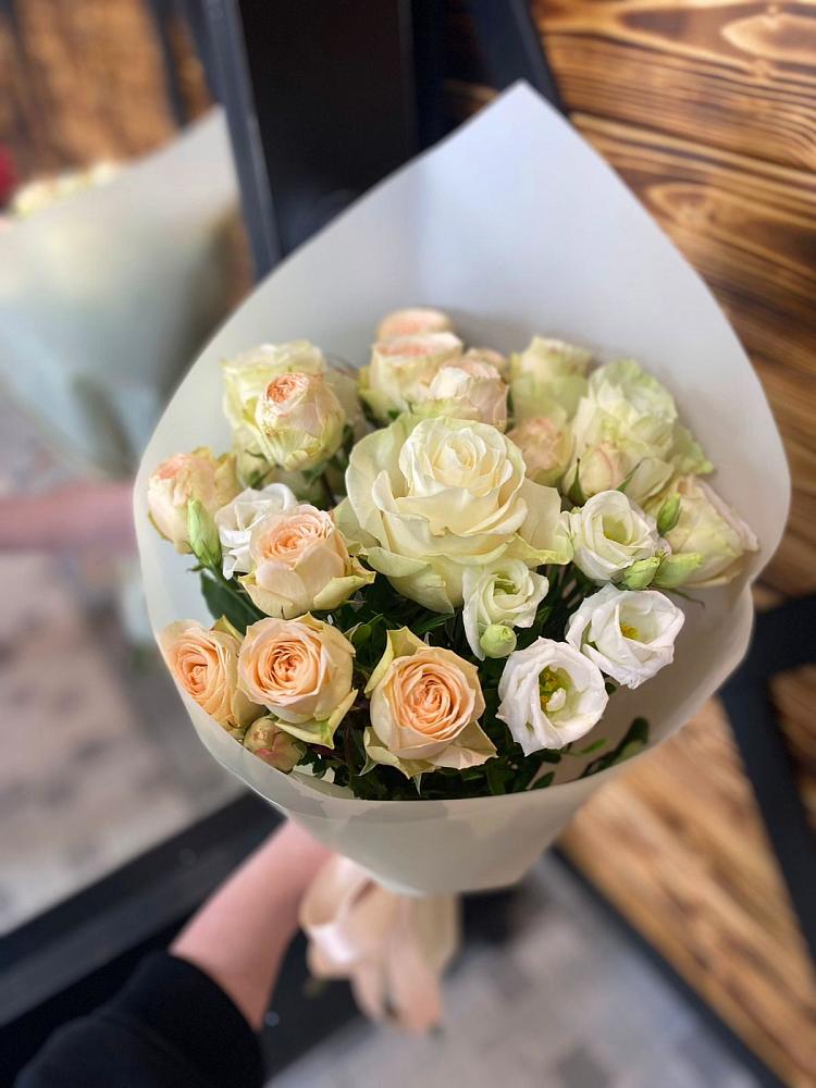 Букет цветов из: Розы и Лизиантусы в Уссурийске